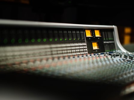 Table-de-mixage-studio-communication-sonore
